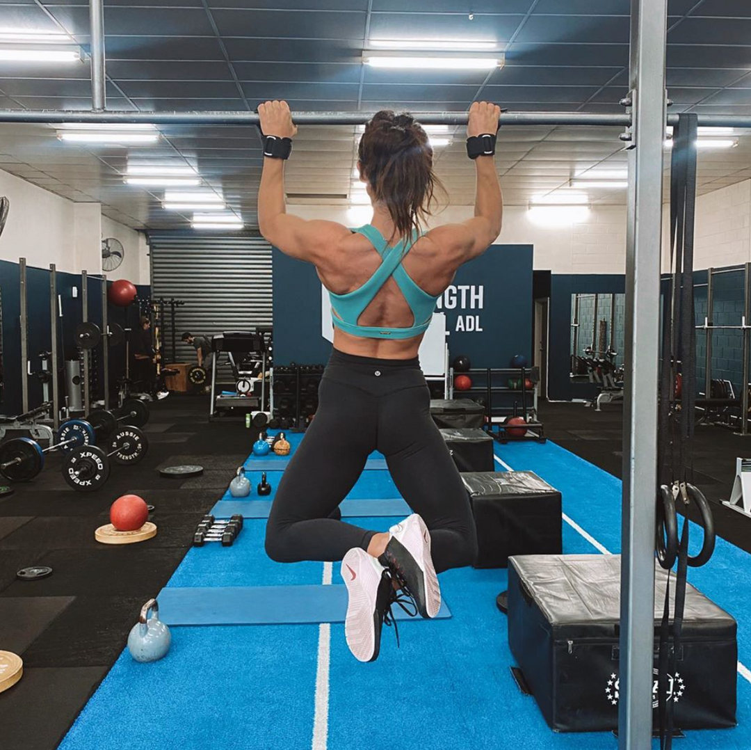 Sophie Guidolin doing pull ups